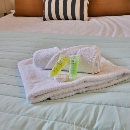 Stayright 2 Bed Beach House With Private Parking- Next To Barry Beach And Jackson Bay Exterior photo